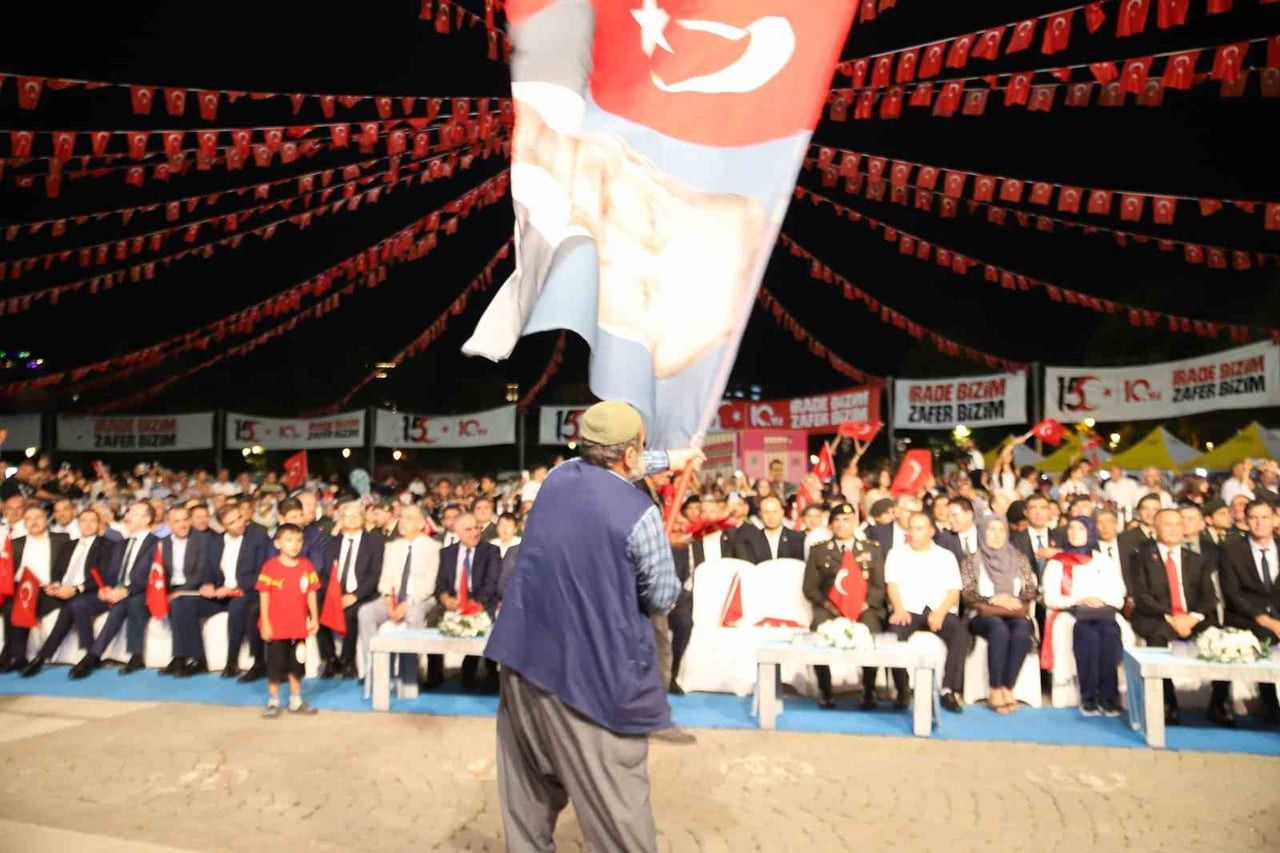 GAZİANTEP HALKI 10 YIL ÖNCEKİ HEYECANLA TEK YÜREK MEYDANLARA İNDİ