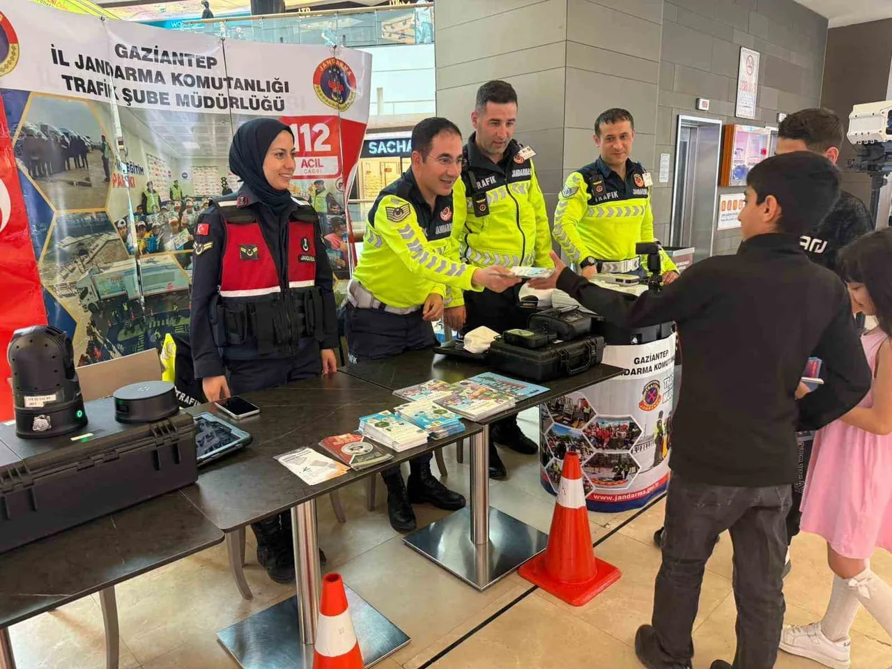 GAZİANTEP JANDARMA EKİPLERİ, ALIŞVERİŞ MERKEZLERİNDE KURULAN STANTLARDA VATANDAŞLARA TRAFİK...