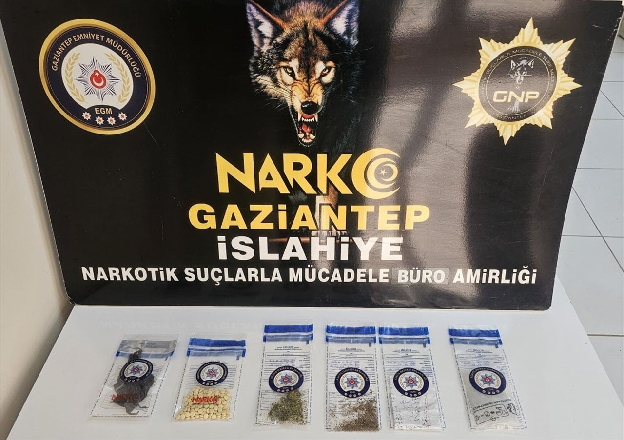 Gaziantep'in İslahiye ilçesinde düzenlenen uyuşturucu operasyonunda gözaltına alınan 4 zanlı...