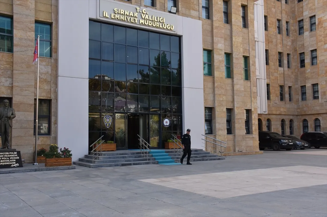Gaziantep'te asayiş uygulamasında mesleğini sorduğu sürücüden etkilenerek ressam olmaya karar...