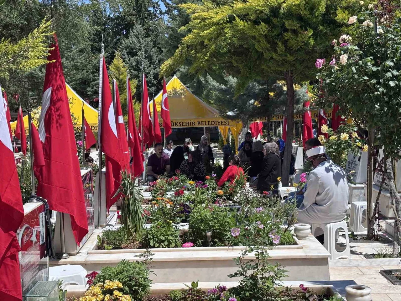 GAZİANTEP'TE MEZARLIKLAR VE ŞEHİTLİKLER ARİFE GÜNÜ DOLDU TAŞTI