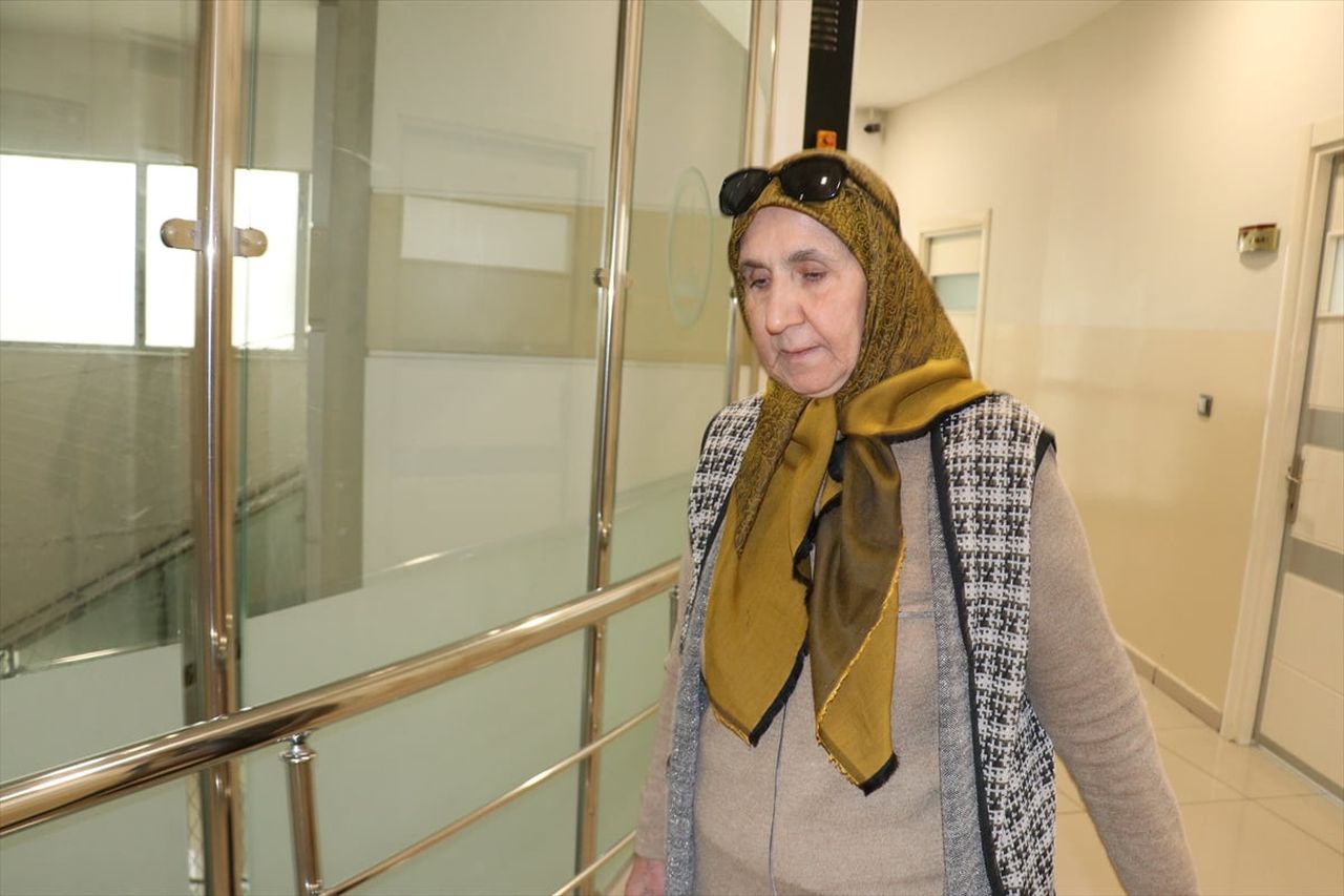 Gaziantep'te yaşayan 65 yaşındaki Zeliha Çelik, yurt dışındaki çocukları ve torunlarıyla İngilizce...