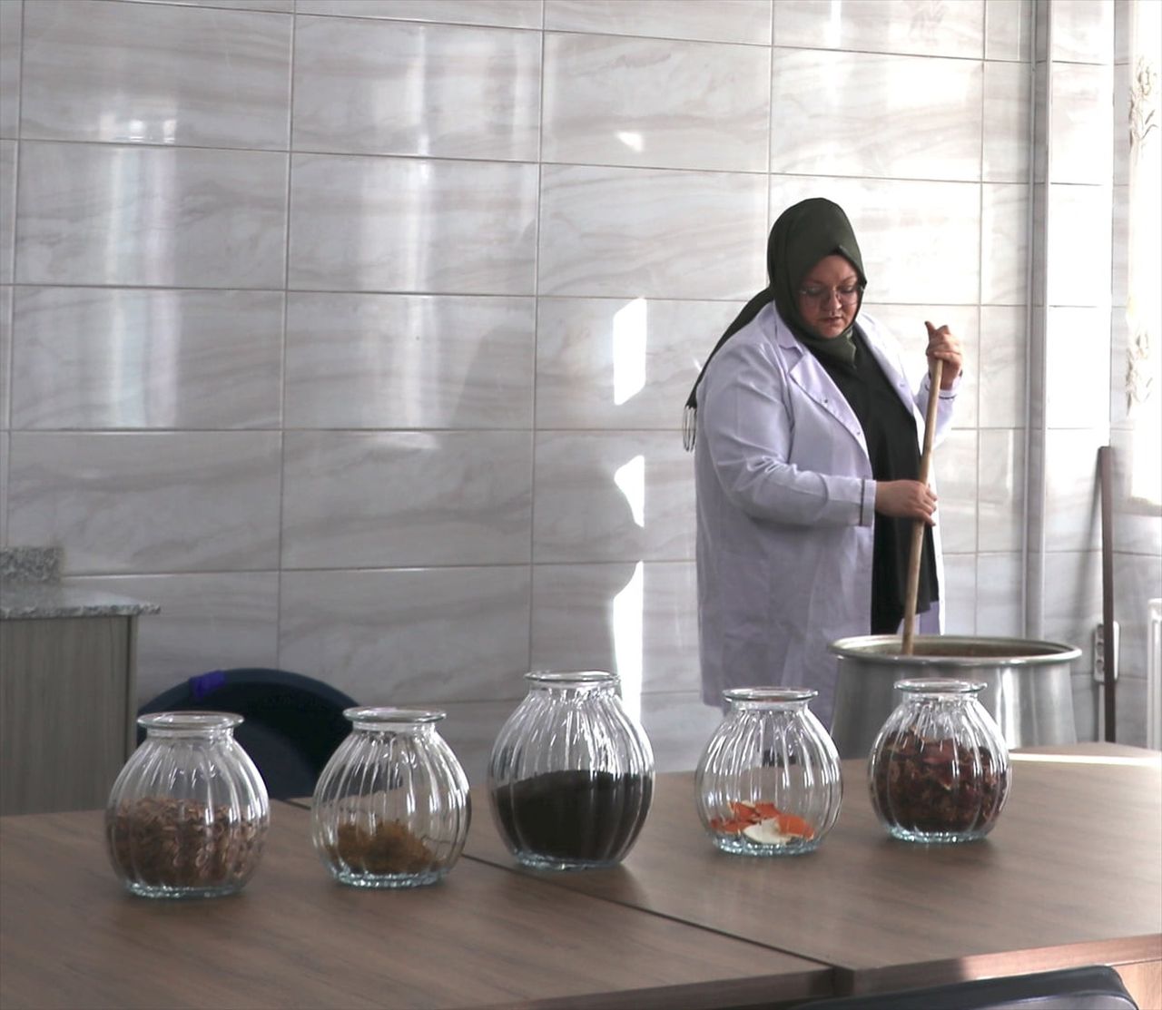 Gaziantep'teki olgunlaşma enstitüsünde görevli usta öğretici Feray Terlemez, fıstık, nar ve meyan...