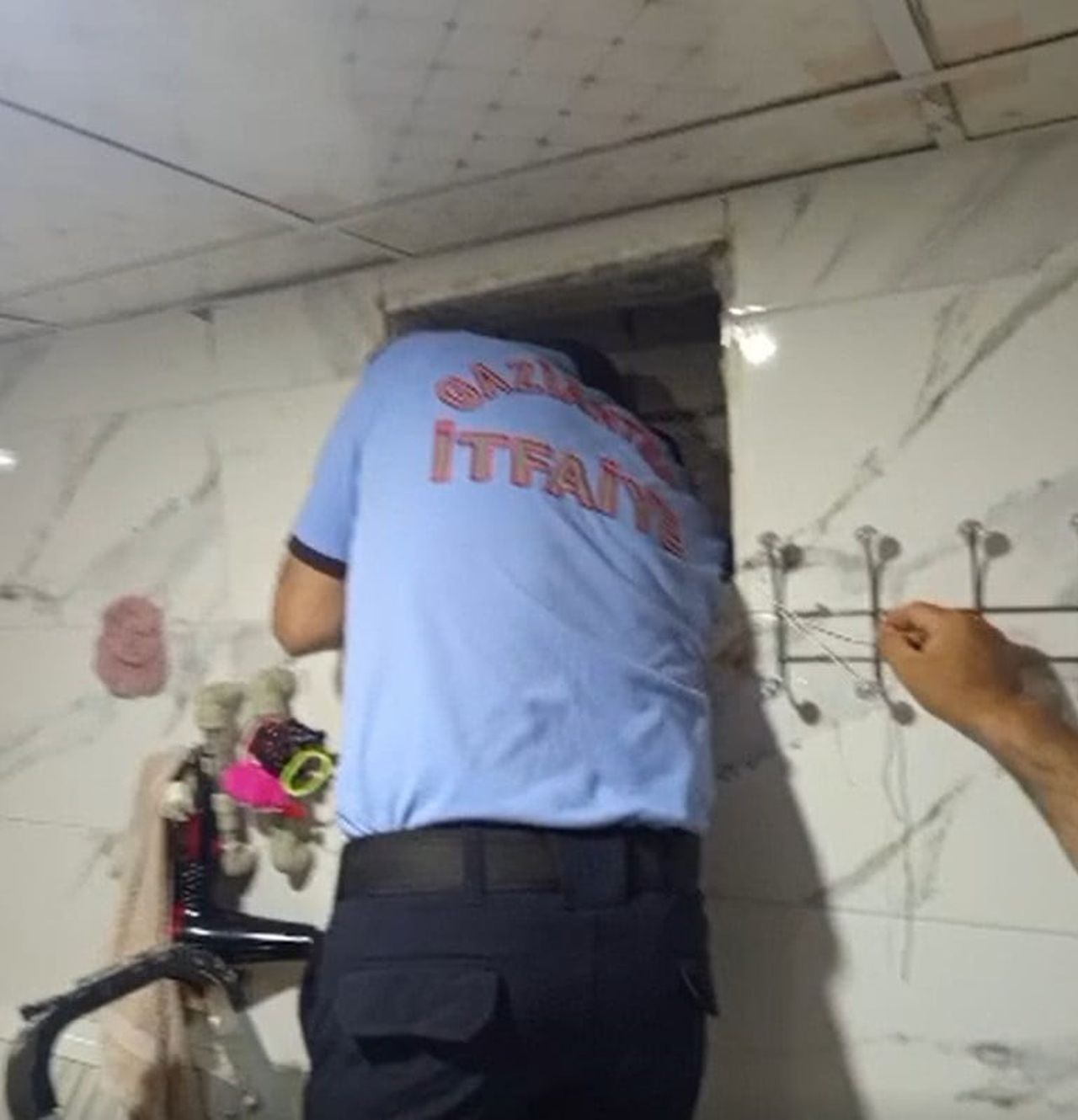 GAZİANTEP’İN İSLAHİYE İLÇESİNDE BİR APARTMANIN HAVALANDIRMA BOŞLUĞUNDA 3 GÜNDÜR MAHSUR KALAN...