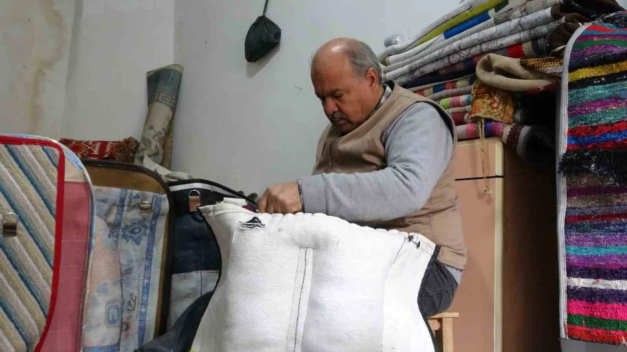 GAZİANTEP’TE 45 YILLIK SEMERCİ USTASI MESLEĞİNİ YAŞATMAYA ÇALIŞIYOR