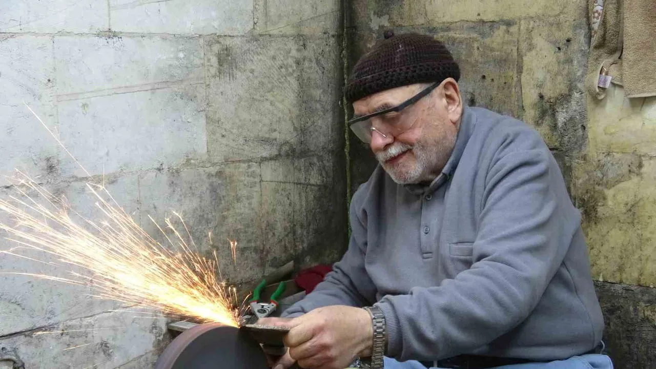 GAZİANTEP’TE BIÇAK USTASI CEMİL CULFA, 10 YAŞINDA ÇIRAK OLARAK BAŞLADIĞI MESLEĞİNİ 5 METREKARELİK...