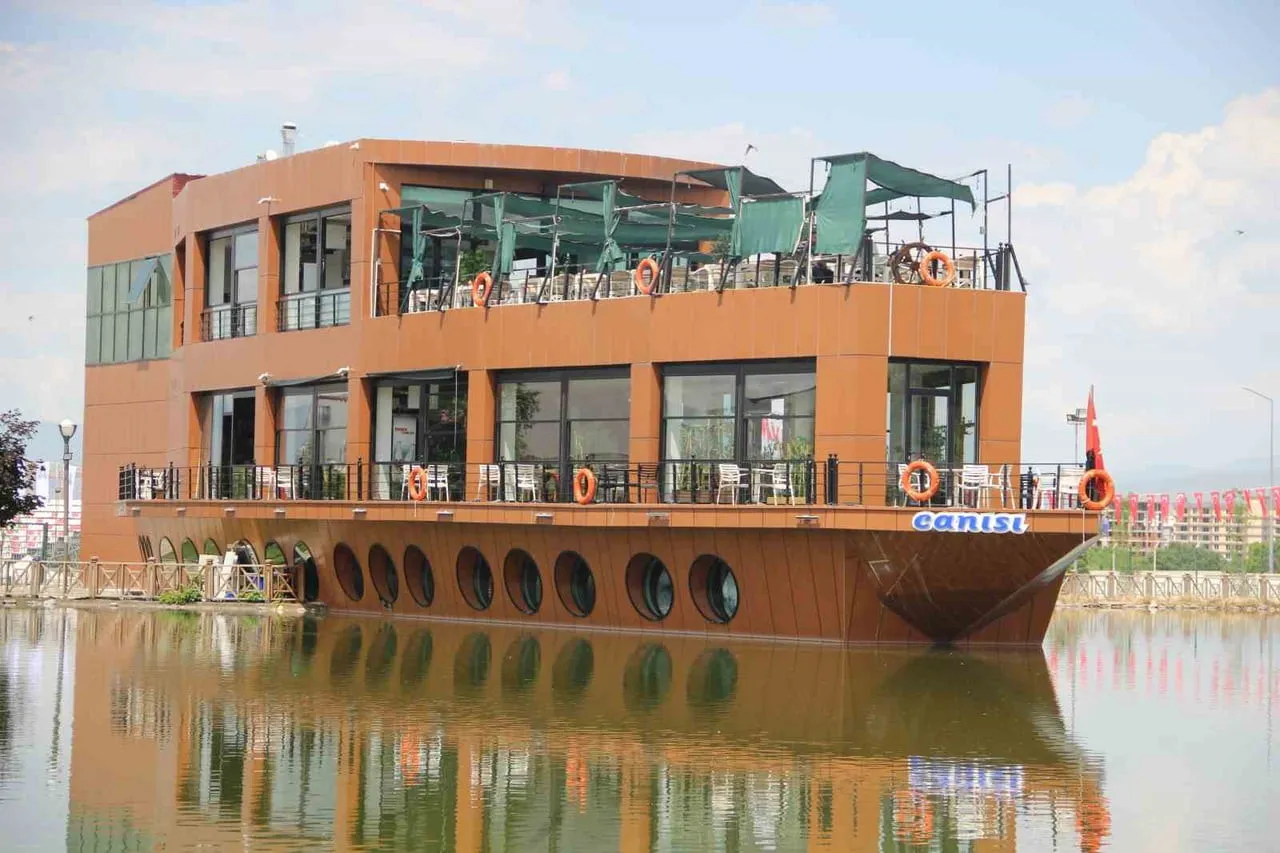 GEMİ KAFE, SIRA DIŞI KONSEPTİYLE YERLİ VE YABANCI TURİSTLERİN İLGİ ODAĞI OLMAYA DEVAM...