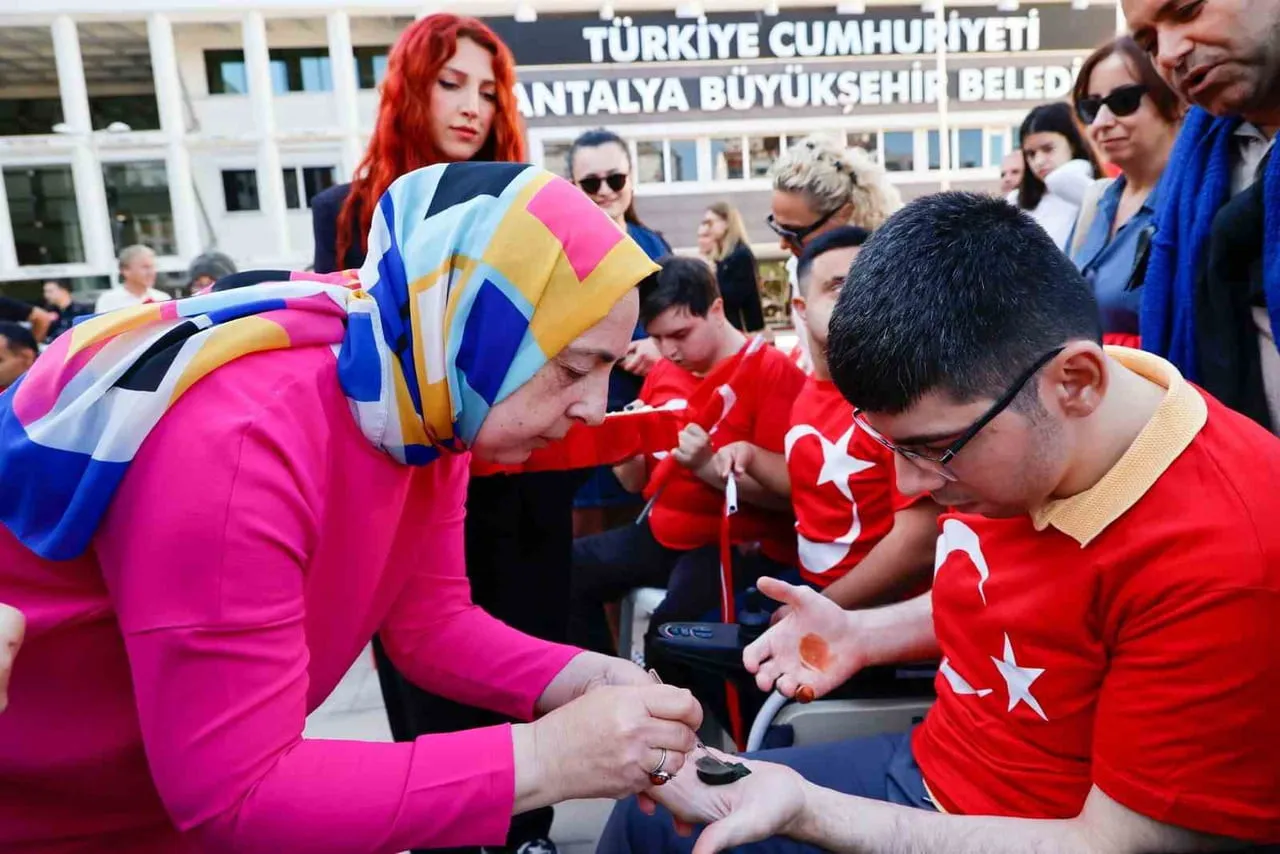 GENÇLERİN ELLERİNE KINA YAKILDI