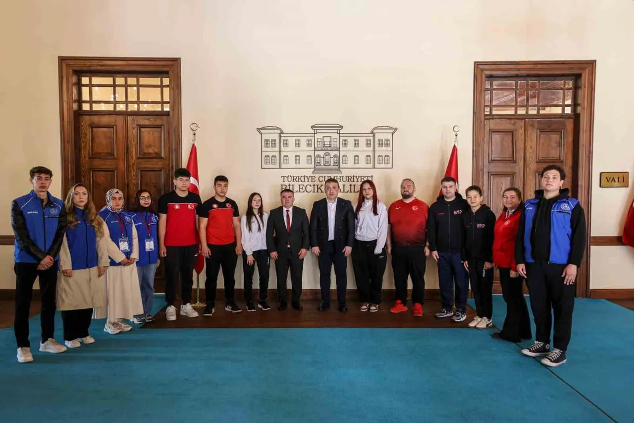 GENÇLİK HAFTASI’NDA BAŞARILI SPORCULAR VALİ SÖZER’LE BULUŞTU