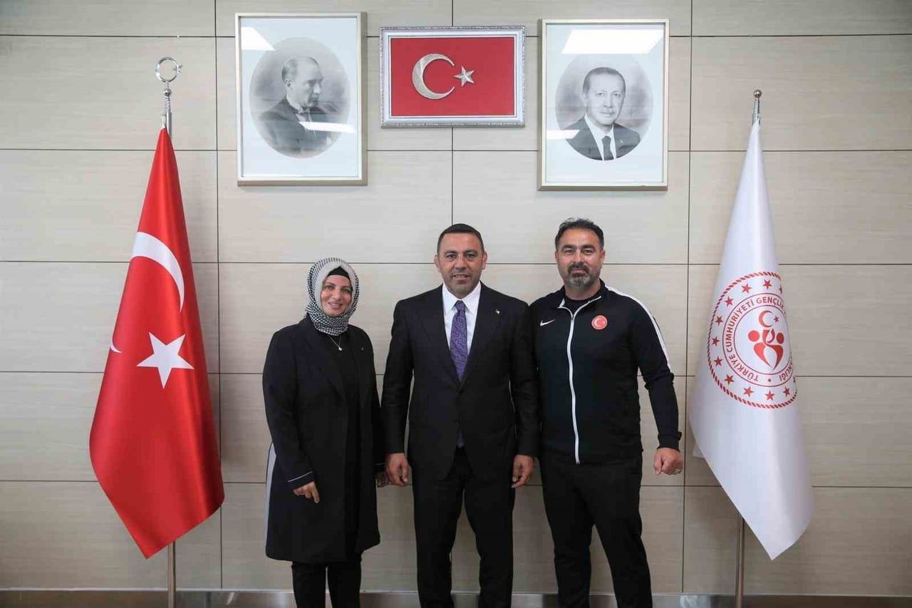 GENÇLİK VE SPOR BAKAN YARDIMCISI HAMZA YERLİKAYA, TÜRKİYE ŞAMPİYONU OLAN YAYTANSAY KULÜBÜ...