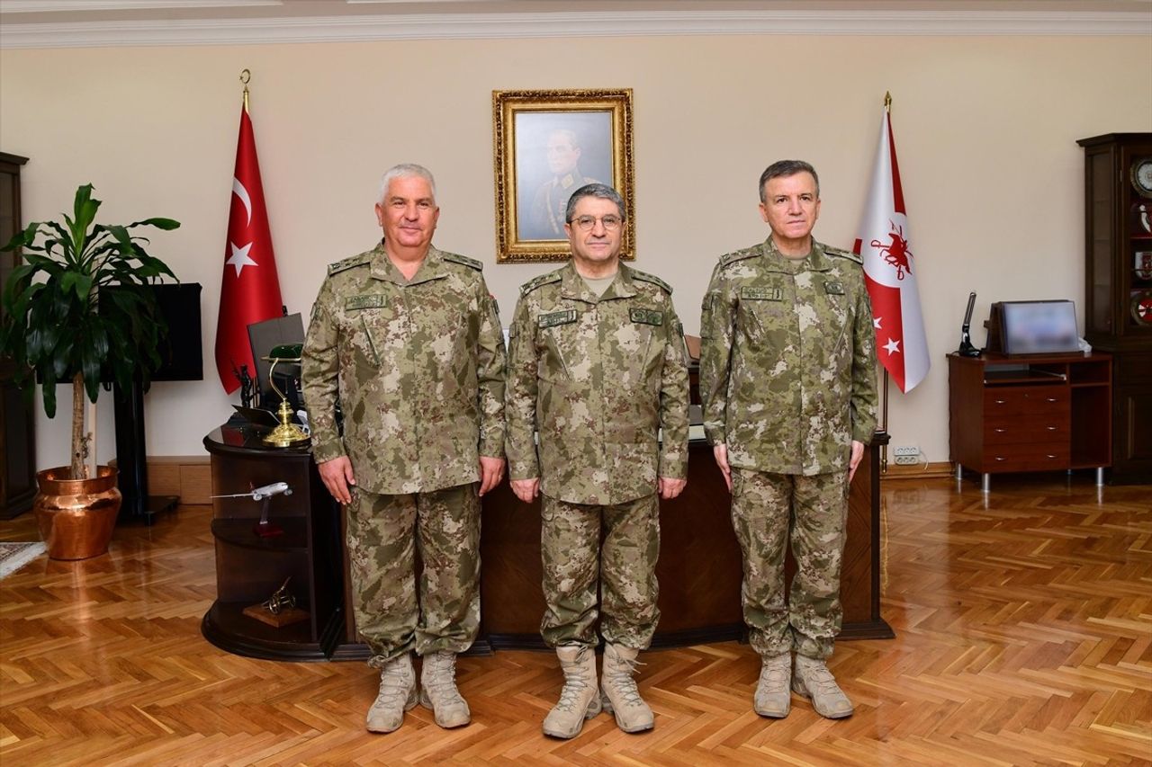 General ve amiral atamaları kapsamında düzenlenen devir teslim töreninde, 2'nci Ordu Komutanlığı...