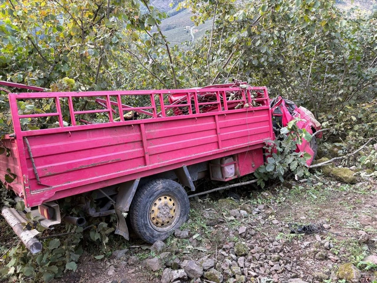 Giresun'un Doğankent ilçesinde kamyonetin devrilmesi sonucu 4 kişi hayatını kaybetti, 1 kişi ağır...