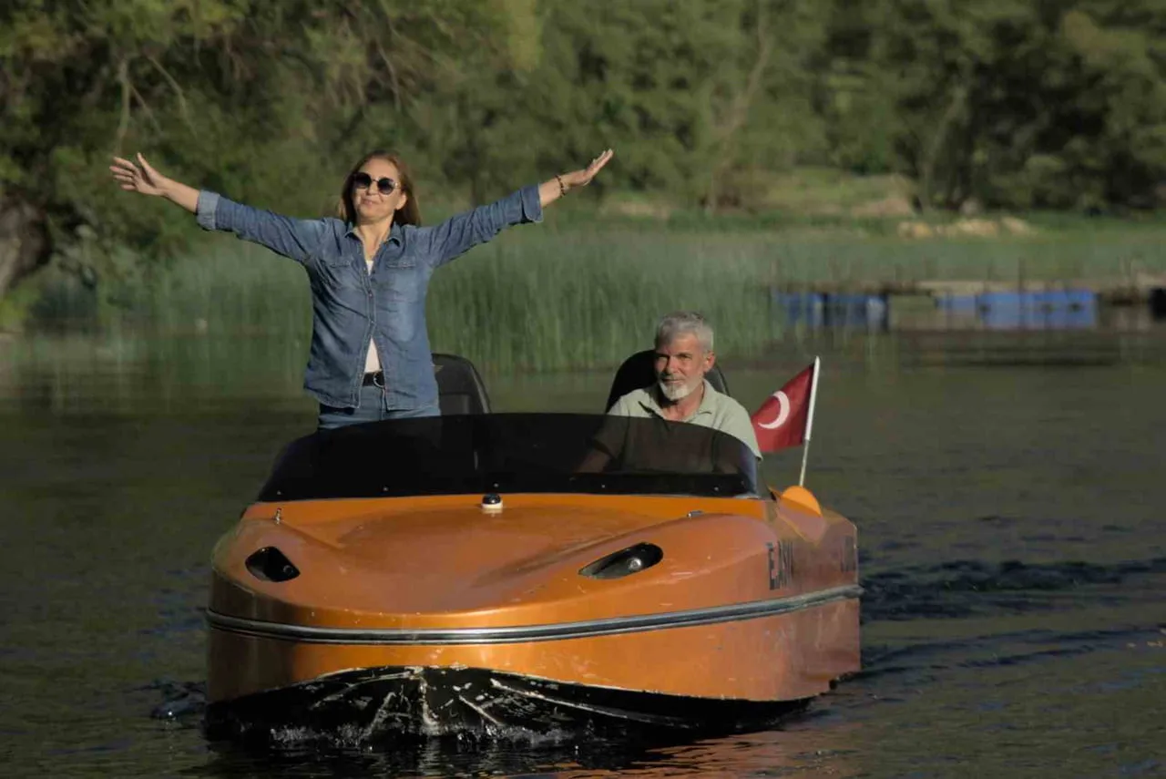 GÖKGÖL’DE KENDİ TASARIMI TEKNE İLE HİZMET VEREN İŞLETMECİ GALİP BAYRAM MİSAFİRLERİNE SU ÜSTÜNDE...