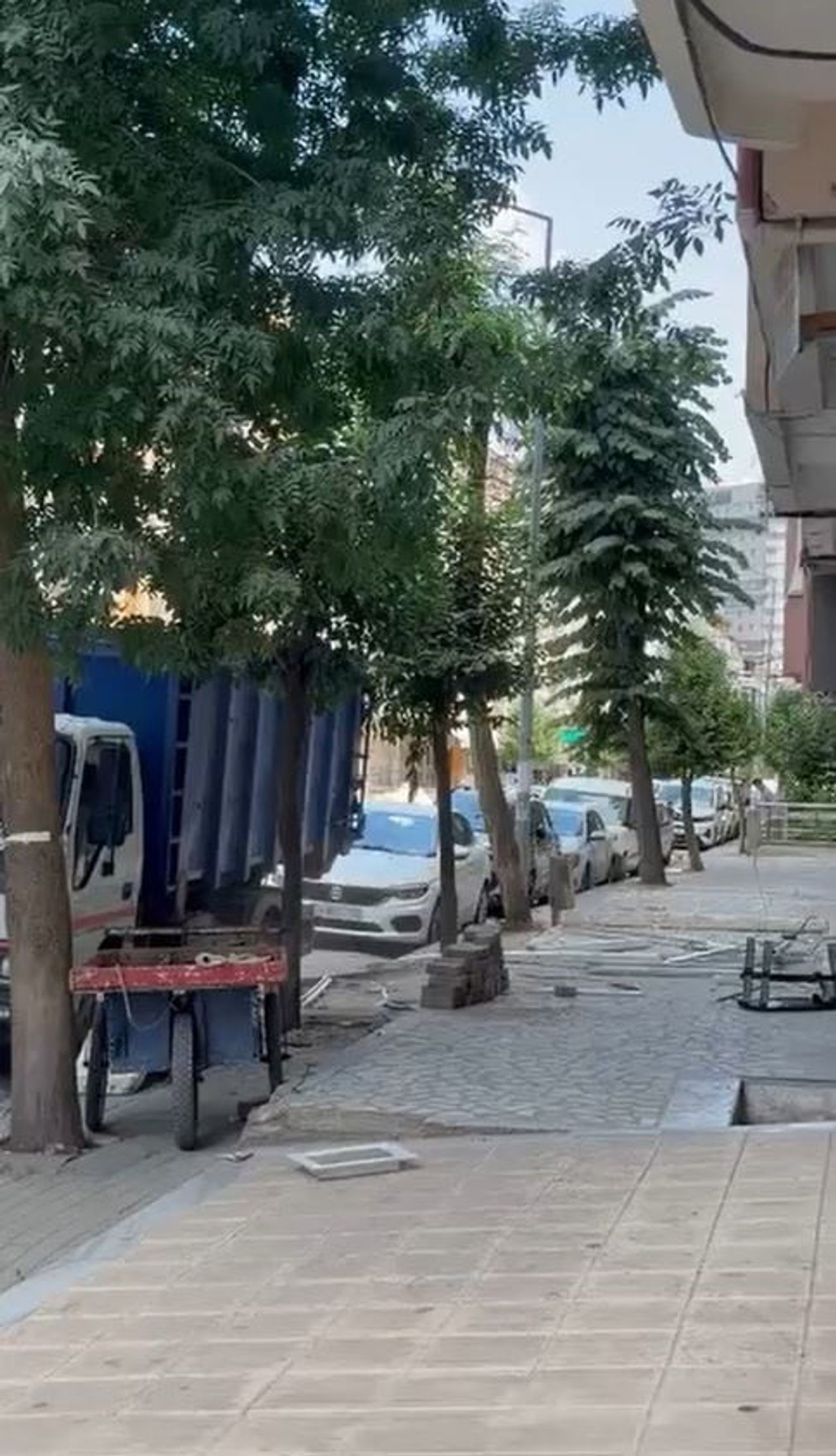 GÖRÜNTÜLERDE, EKİBİN YIKIMA HAZIRLANAN BİNADAN KONTROLSÜZ BİR ŞEKİLDE HURDA VE MOLOZ PARÇALARI...
