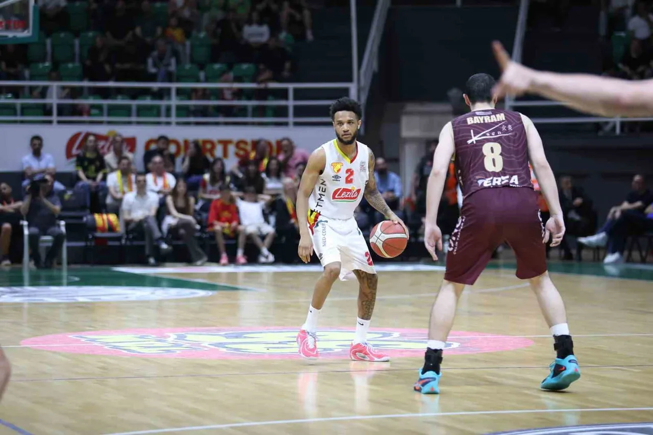 GÖZTEPE, TÜRKİYE BASKETBOL LİGİ PLAY-OFF YARI FİNAL RÖVANŞ MAÇINDA PARMOS BORDO BK’YI 73-71 MAĞLUP...