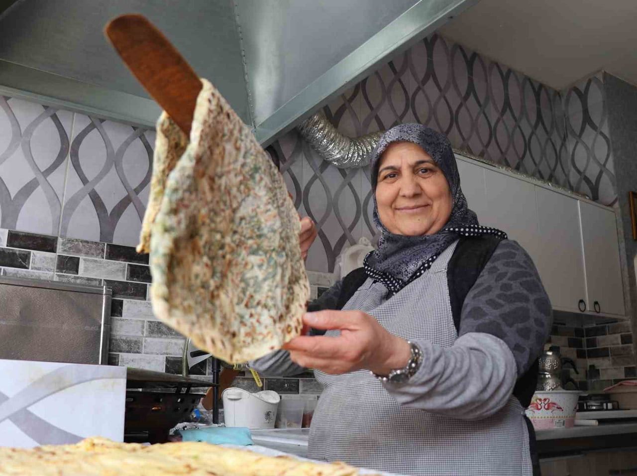 GÜLHAN ŞİMŞEK GÖZLEME SATARAK 10 ÇOCUK BÜYÜTTÜ