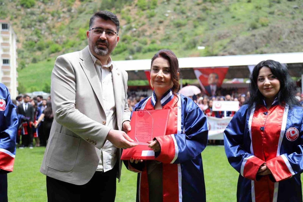 GÜMÜŞHANE ÜNİVERSİTESİ İLETİŞİM FAKÜLTESİ MEZUNİYET TÖRENİNDE AZMİN VE KARARLILIĞIN EŞSİZ BİR...