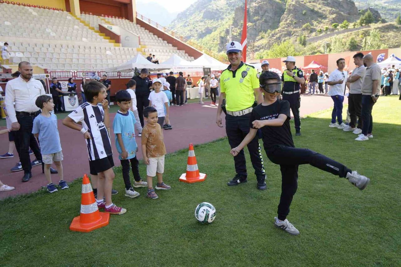 GÜMÜŞHANE'DE DÜZENLENEN SPOR ŞENLİĞİNDE ÇOCUKLAR VE AİLELERİ DOYASIYA EĞLENİRKEN, BİRBİRİNDEN...