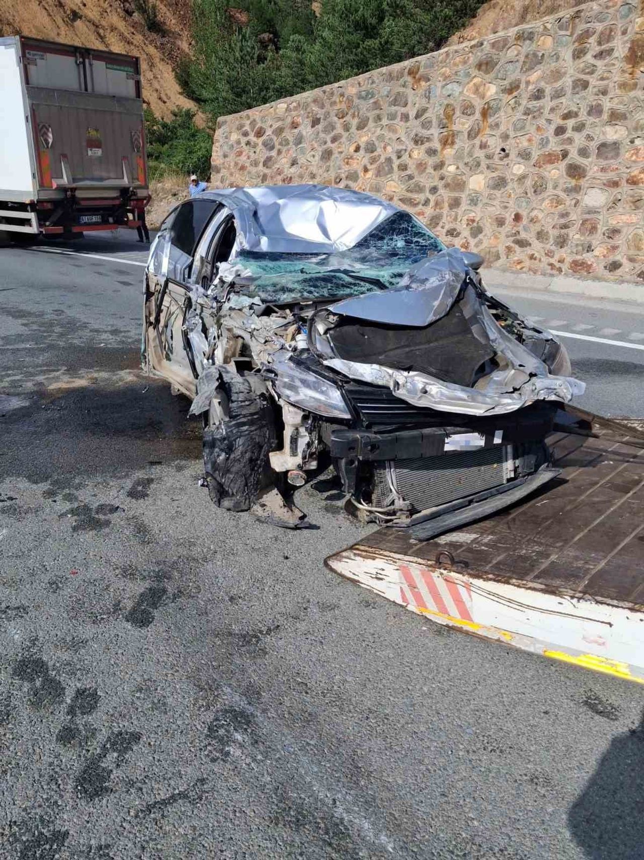GÜMÜŞHANE’DE TÜNEL ÇIKIŞINDA KAMYONA ARKADAN ÇARPARAK TAKLA ATAN OTOMOBİLİN SÜRÜCÜSÜ...