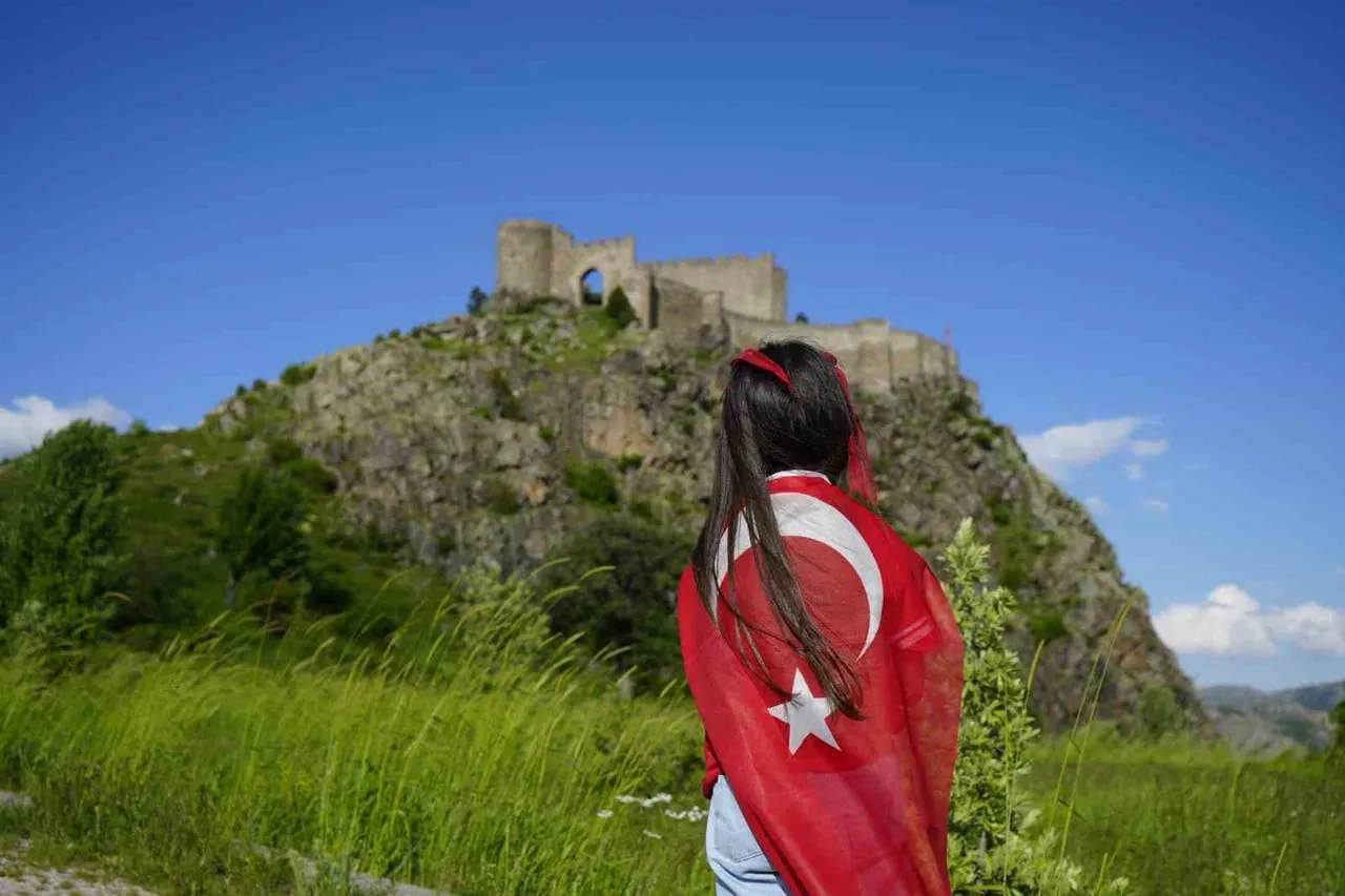 GÜMÜŞHANE’NİN MERKEZE BAĞLI ESENYURT KÖYÜ SINIRLARINDA BULUNAN YAKLAŞIK 700 YILLIK KOV KALESİ’NDE...