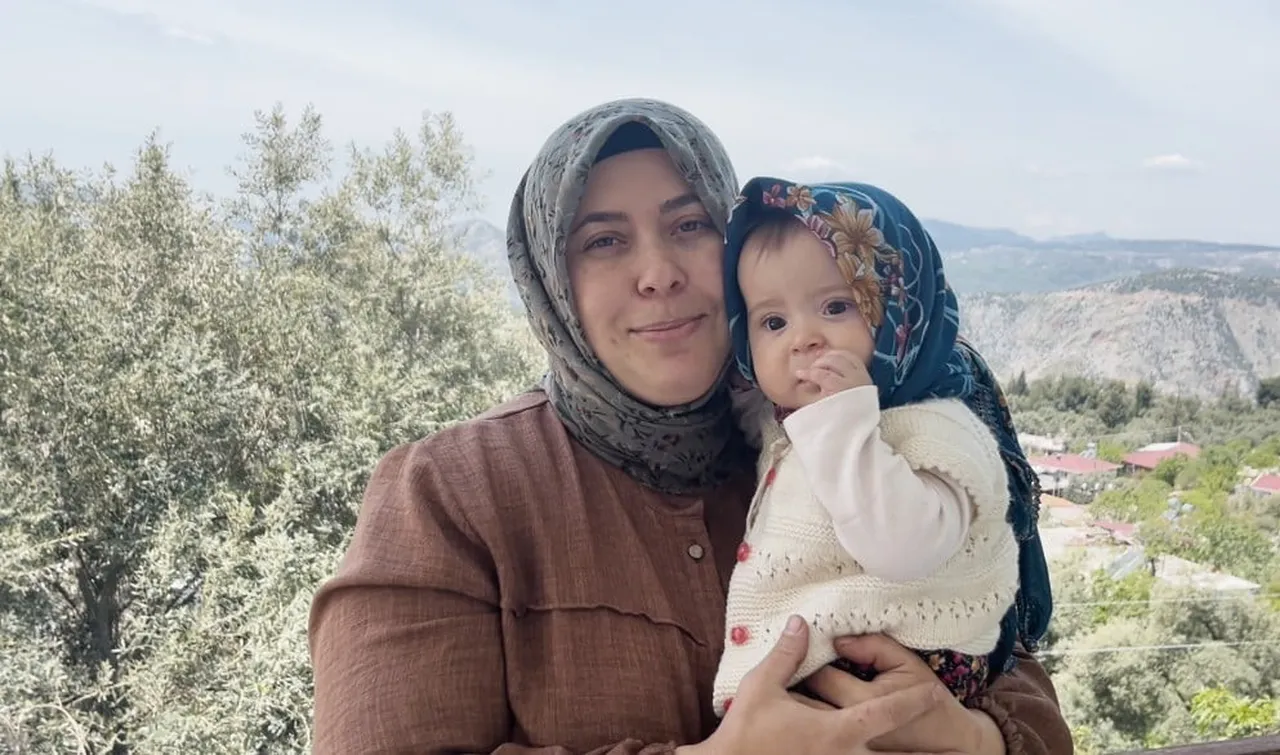 GÜNDOĞMUŞ İLÇESİNDE YAŞAYAN ELİF ÖZER KÜÇÜK (30) İLE HÜSEYİN KÜÇÜK ÇİFTİNİN 7,5 AYLIK KIZLARI...