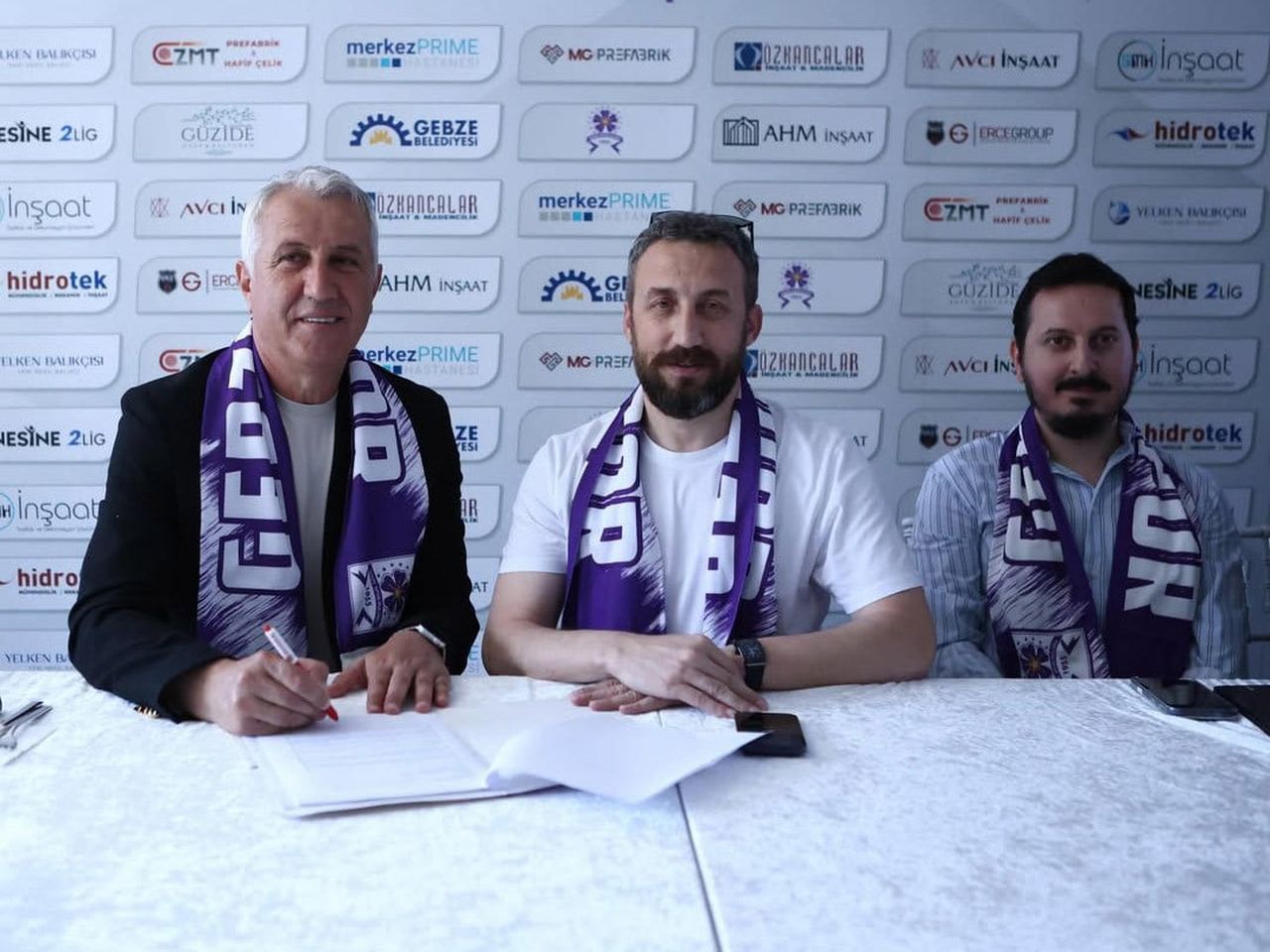 GÜZİDE GEBZESPOR DÜZENLEDİĞİ İMZA TÖRENİYLE TEKNİK DİREKTÖR BESİM DURMUŞ (ORTADA) İLE BİR YILLIK...