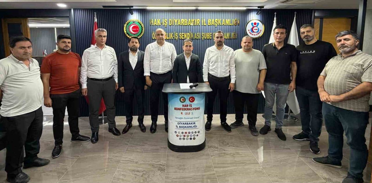 HAK-İŞ DİYARBAKIR İL BAŞKANI MEHMET AKÜZÜM, HAK-İŞ KONFEDERASYONU OLARAK, 15 TEMMUZ GECESİNİN...