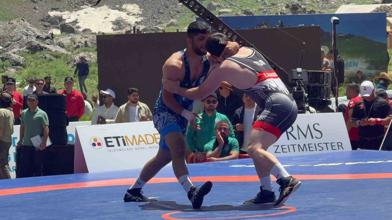 HAKKARİ, TÜRK VE DÜNYA GÜREŞ TARİHİNDE BİR İLKE EV SAHİPLİĞİ YAPTI. GENÇLİK VE SPOR BAKANLIĞI...