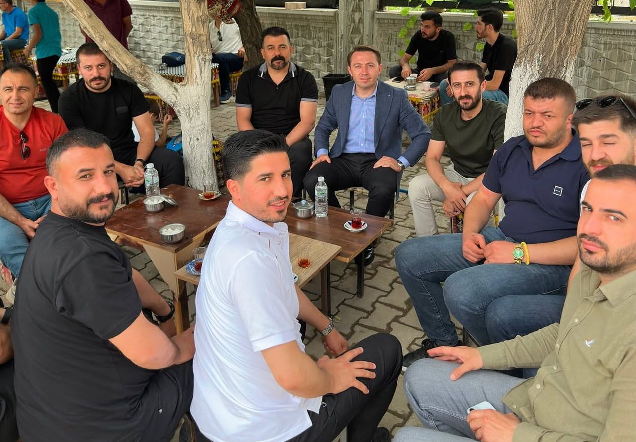 HAKKARİ’NİN YÜKSEKOVA İLÇESİ, BUGÜNLERDE ALIŞILAGELMİŞİN DIŞINDA YÜREKLERİ ISITAN BİR DEVLET...