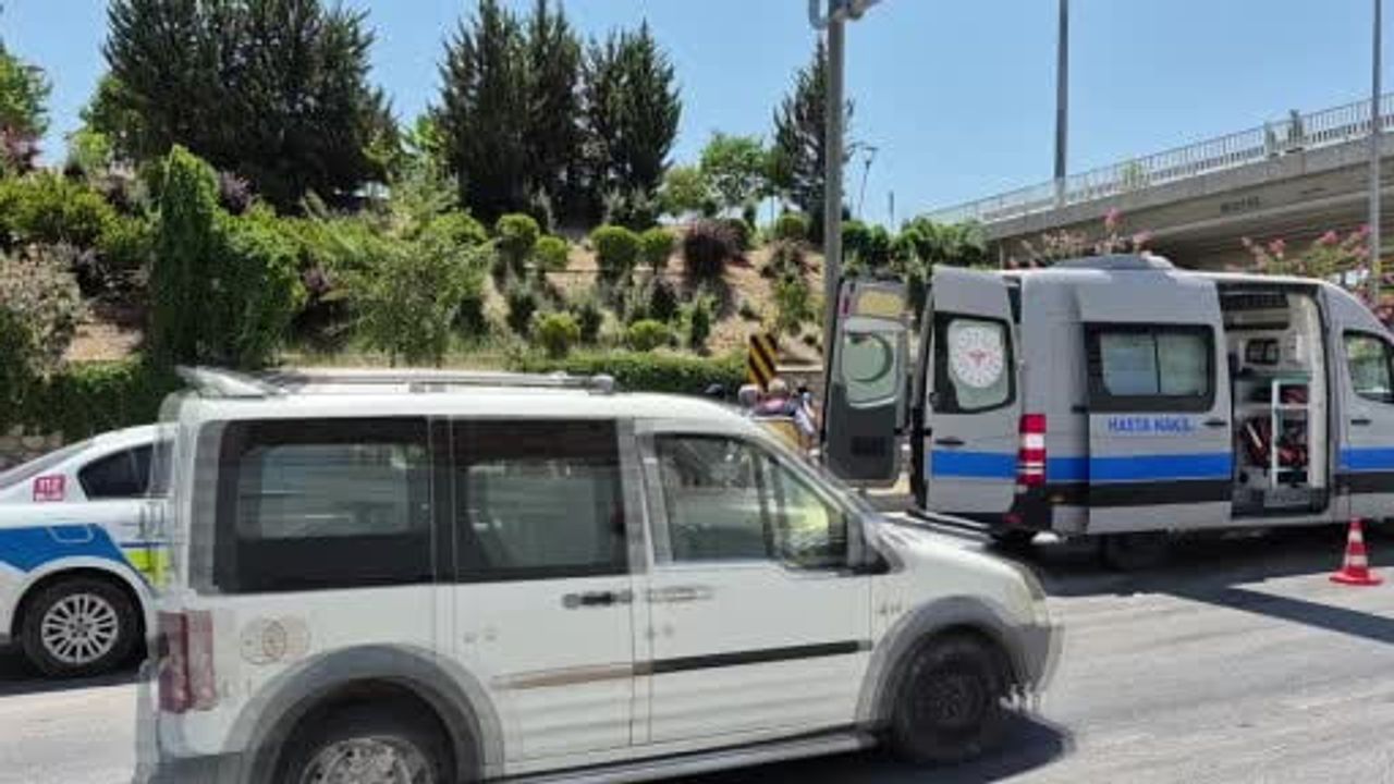 Hasta nakil aracı arıza yapan otomobile çarptı: 1 yaralı