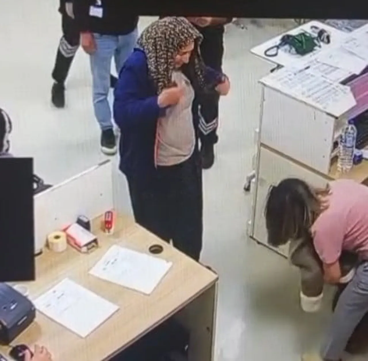 HASTANIN PANİKLE GELDİĞİNİ GÖREN VE BU SIRADA SARI ALANDA GÖREV YAPAN 13 YILLIK HEMŞİRE MELEK...
