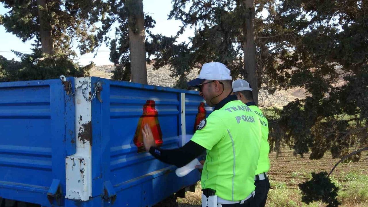 HATAY'DA POLİS EKİPLERİ, TRAKTÖR KAZALARININ ÖNÜNE GEÇMEK AMACI İLE REFLEKTÖR DENETİMİ...