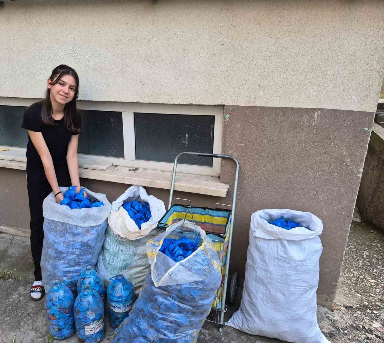 HATAY'IN ANTAKYA İLÇESİNDE YAŞANAN DEPREMLERİN ARDINDAN EVLERİ YIKILAN VE AİLESİYLE BİRLİKTE...