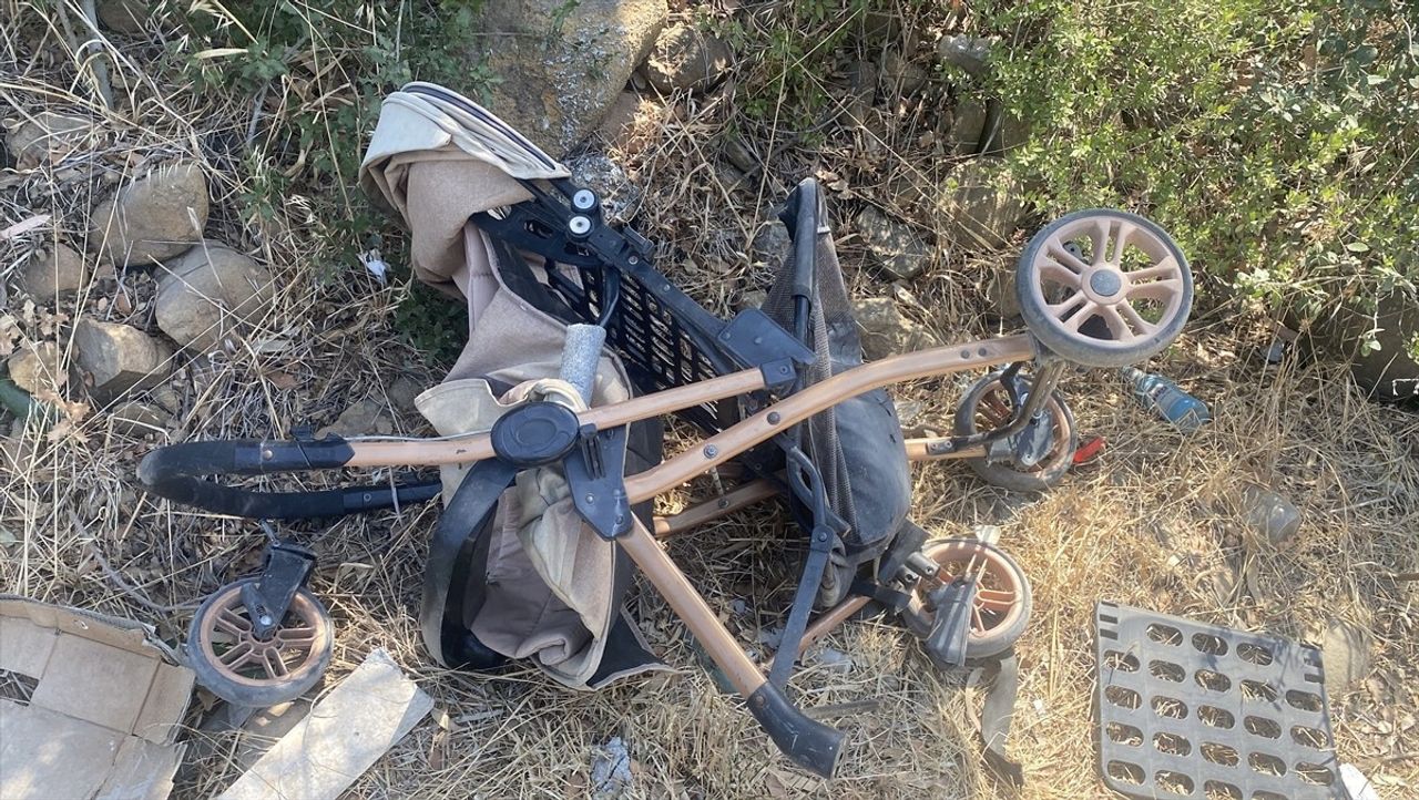 Hatay'ın Arsuz ilçesinde motosikletin yolda yürüyen aileye çarpması sonucu bebek arabasındaki 9...