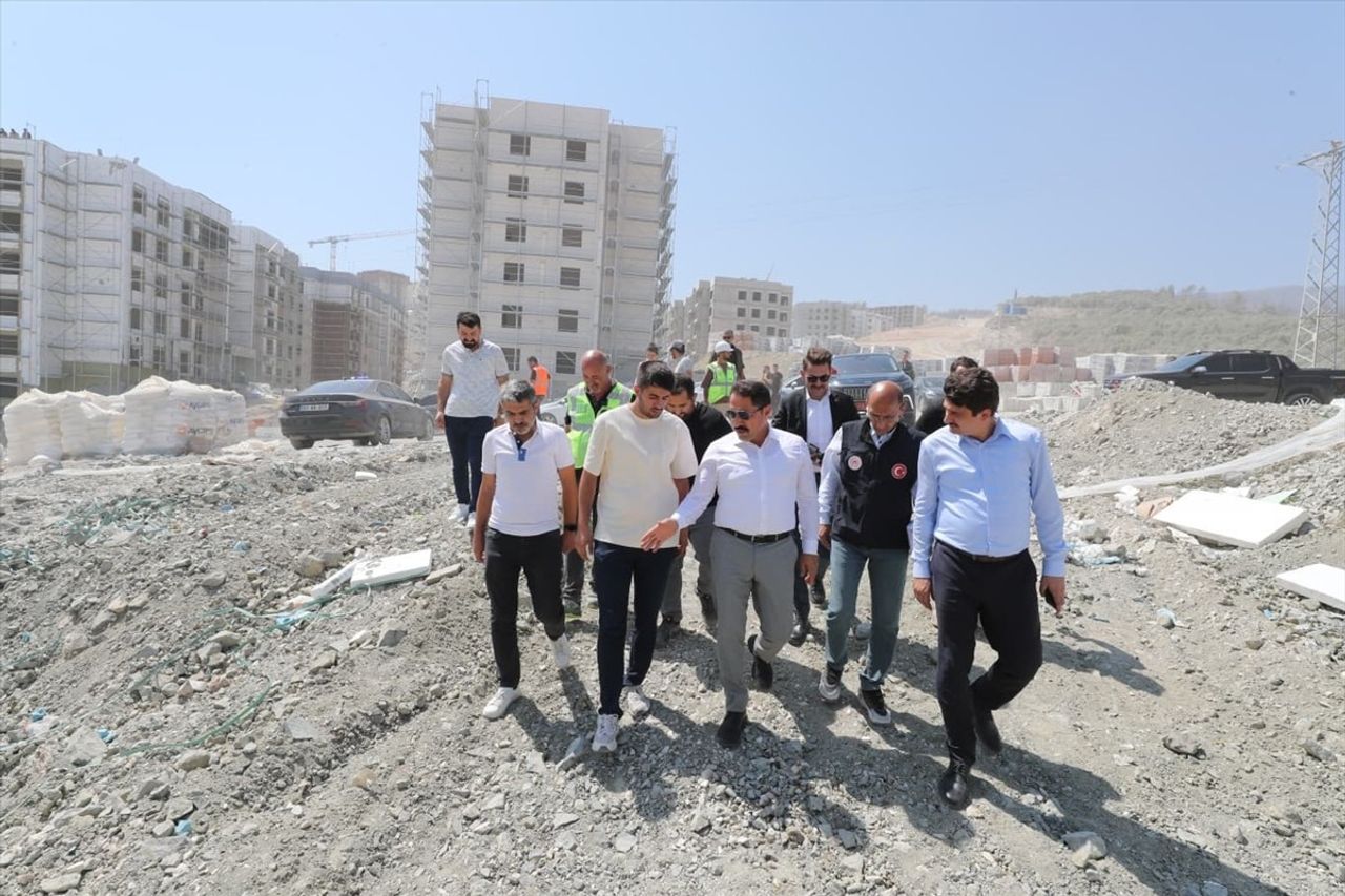 Hatay'ın merkez Antakya ilçesinde, 6 Şubat 2023'teki depremlerin ardından yapımına başlanan 2 bin...