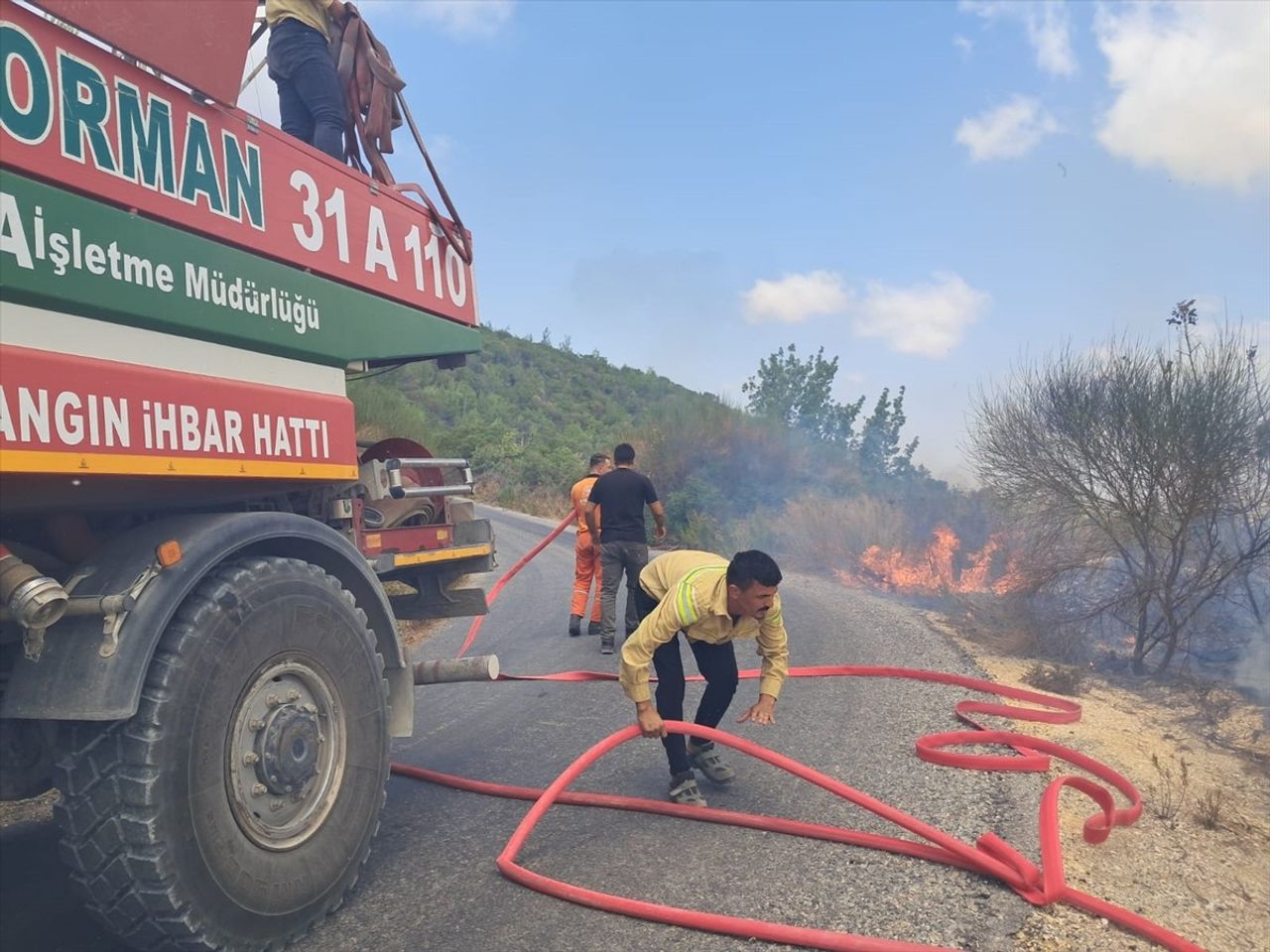 Hatay'ın Yayladağı ilçesindeki Suriye sınırındaki ormanlık alanda çıkan yangın, ekiplerin...