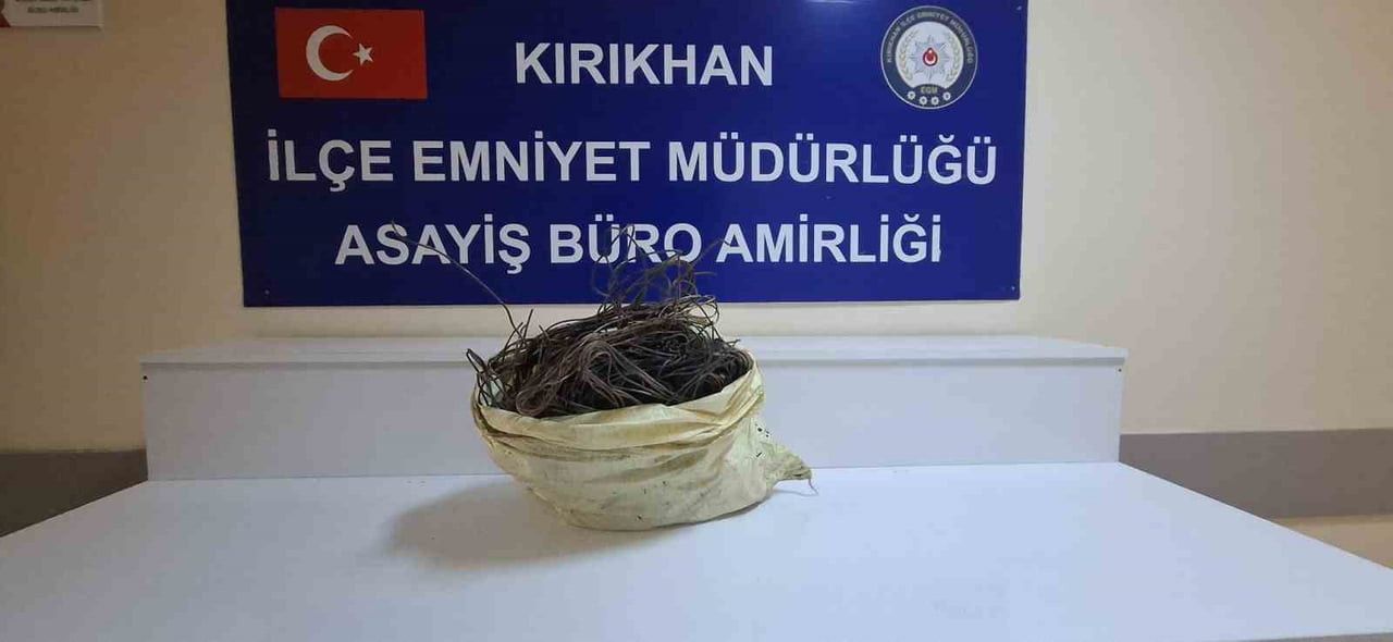 HATAY’DA 3 BUÇUK MİLYON TL DEĞERİNDE BAKIR KABLO ÇALAN 3 ŞAHIS POLİS EKİPLERİNCE YAKALANARAK...