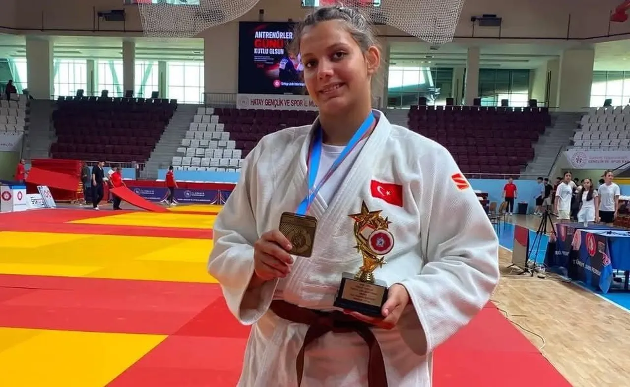 HATAY’DA DÜZENLENEN YEŞİLAY YILDIZLAR TÜRKİYE JUDO ŞAMPİYONASI’NDA MÜCADELE EDEN MANİSA’NIN...