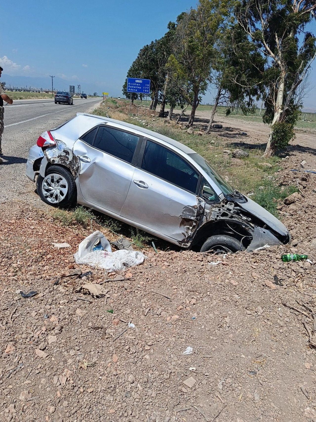 HATAY’DA KONTROLDEN ÇIKARAK YOL KENARINA DEVRİLEN OTOMOBİLİN SÜRÜCÜSÜ YARALANDI.