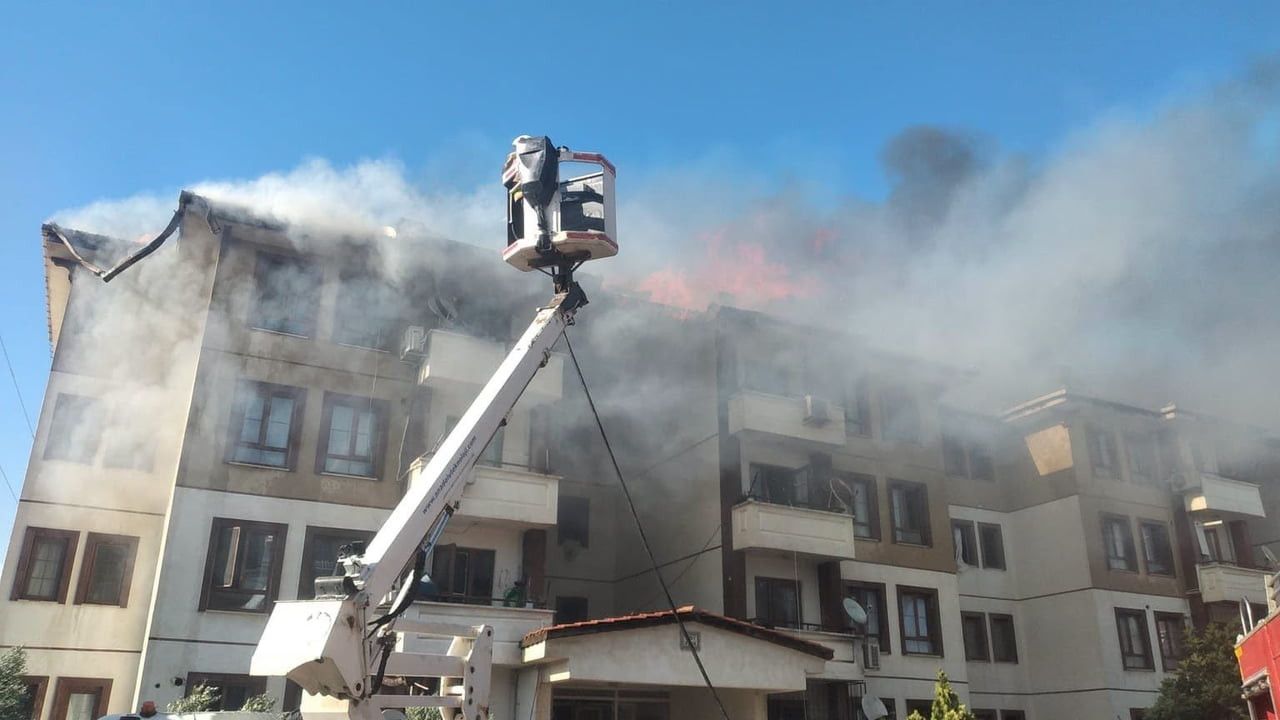 HATAY’DA YAŞANAN YANGINDA ALEVLERE TESLİM OLAN 2 BİNANIN ÇATISI YANARAK KULLANILMAZ HALE GELDİ....