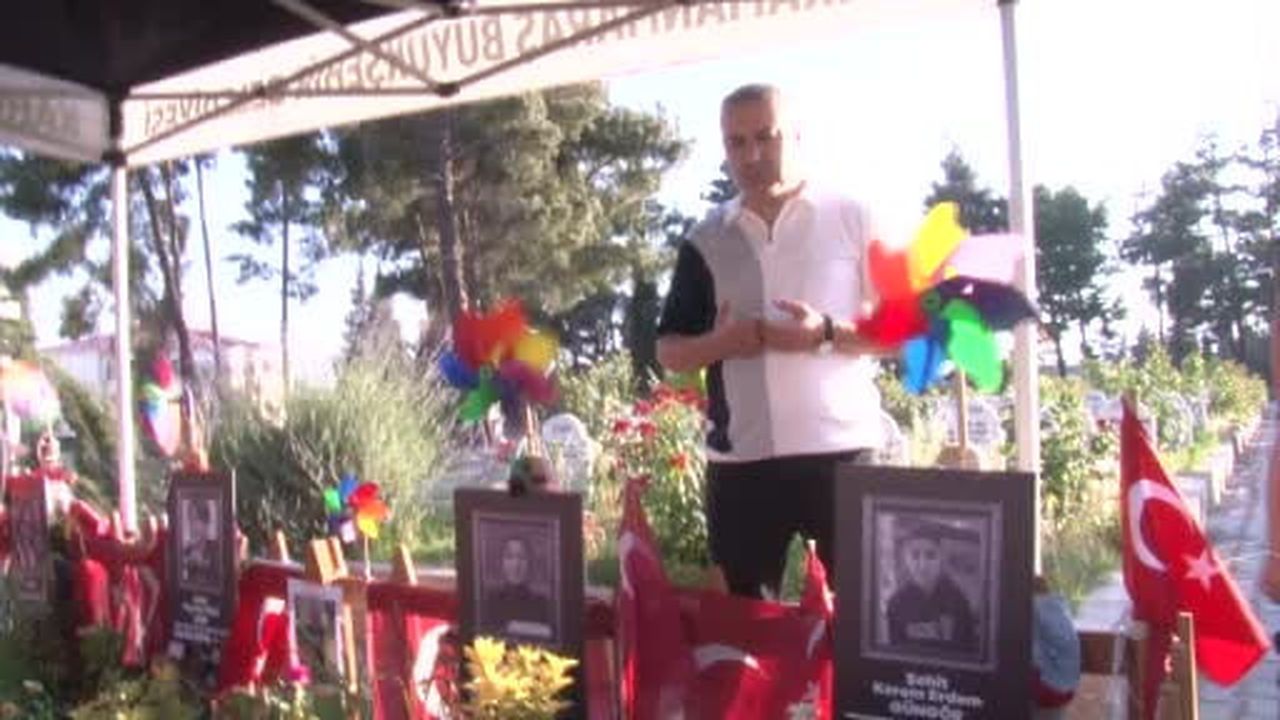 Her gün mezarlığa gelen acılı babalar evlatlarını Babalar Gününde de yalnız bırakmadı