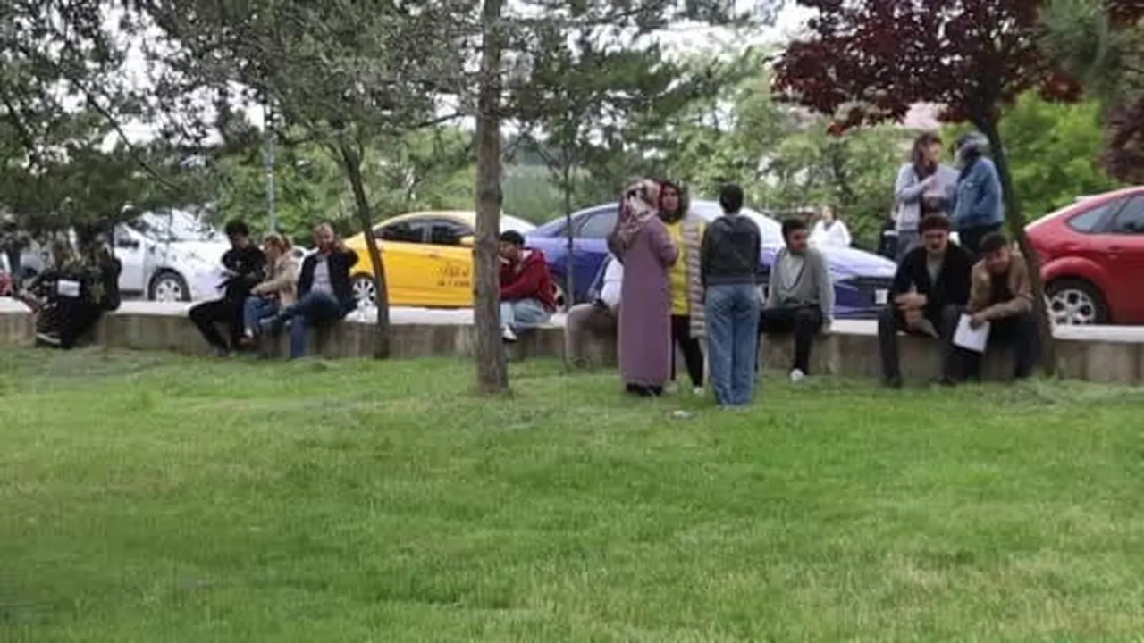 Herkes sandalye getirdi, o çadır kurdu
