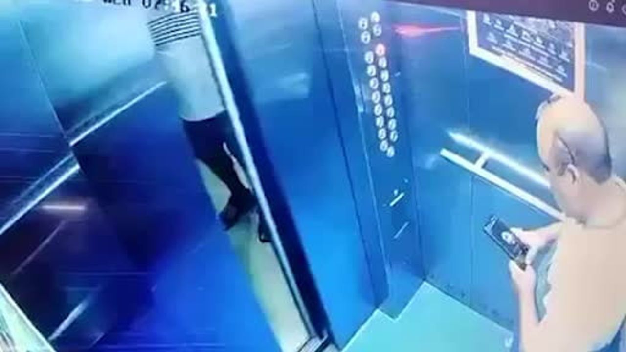 Hindistan'ın Uttar Pradeş eyaletinde asansörde karşılanan iki eski apartman yöneticisi yumruk...