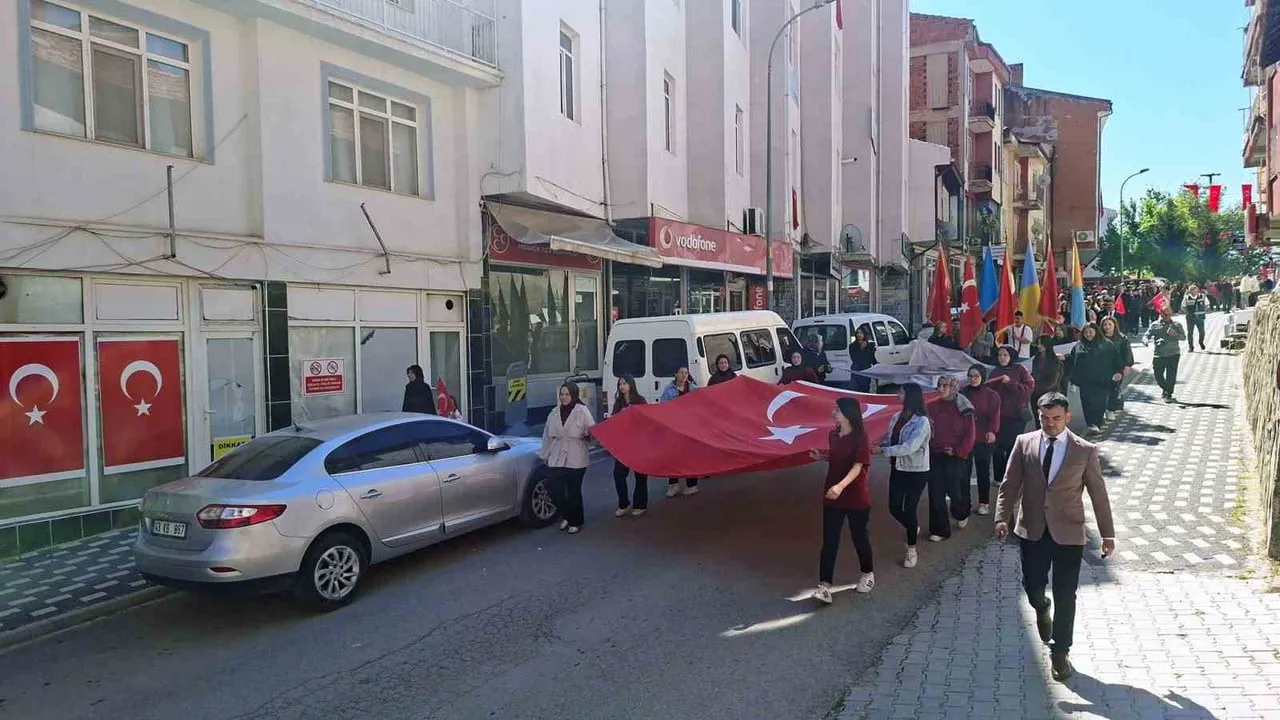 HİSARCIK’TA GENÇLİK YÜRÜYÜŞÜ DÜZENLENDİ