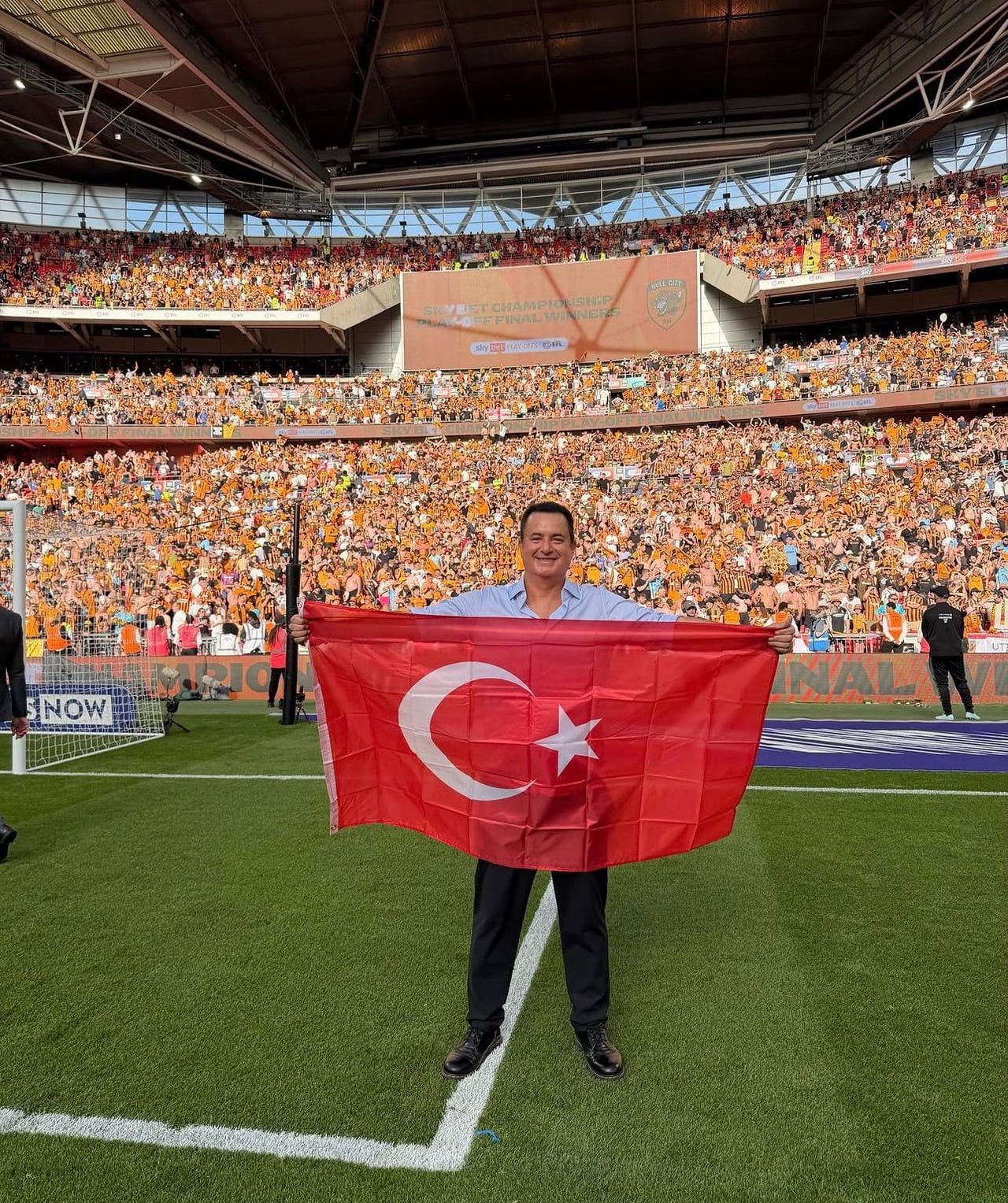 HULL CİTY’NİN PREMİER LİG’E YÜKSELMESİNİN ARDINDAN KUTLAMALARIN ADRESİ HULL ŞEHİR MEYDANINDAKİ...