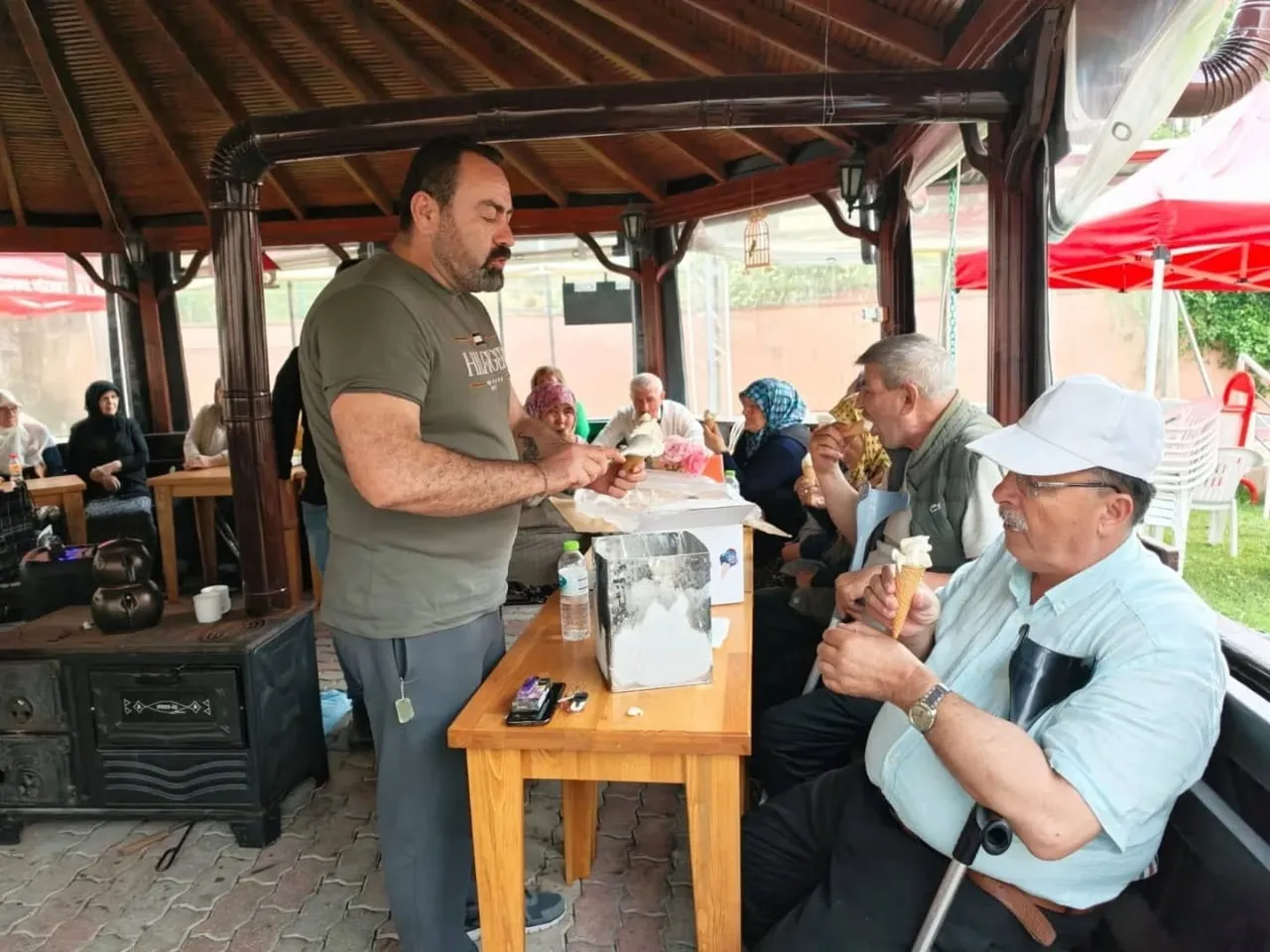 HUZUREVİNDE DONDURMA KEYFİ