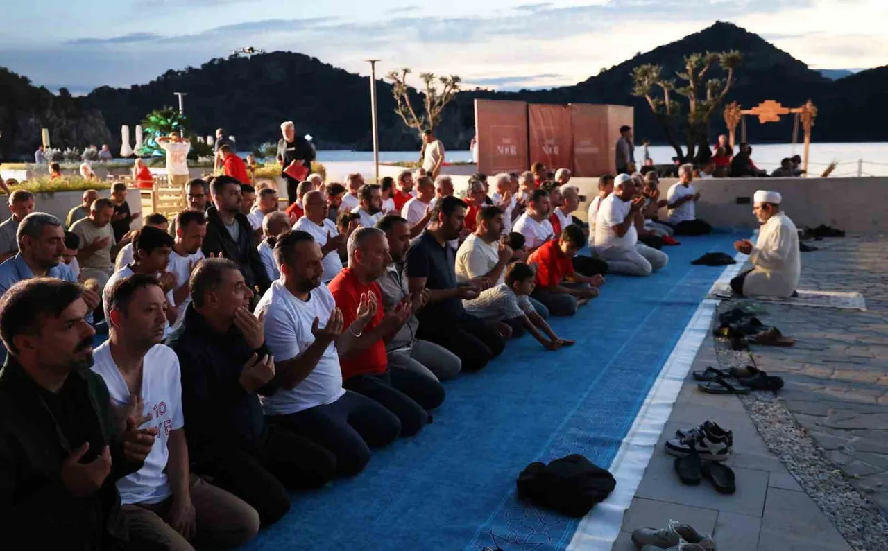İÇMELER’DE BULUNAN SİNPAŞ RESERVE SAHİLİ’NDE DÜZENLENEN ETKİNLİKTE YÜZLERCE TATİLCİ, ÖNCE SABAH...