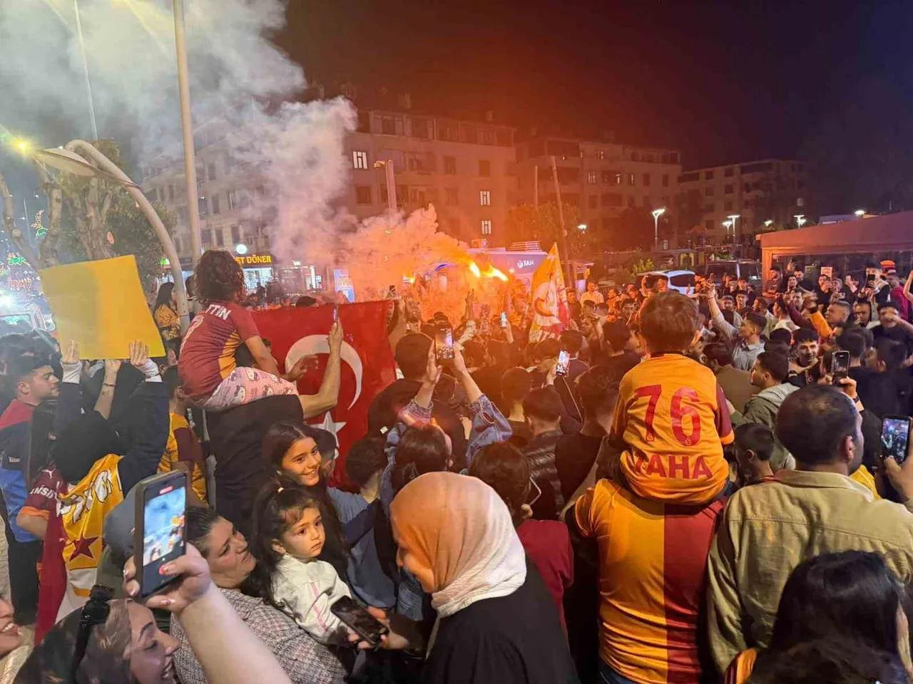 IĞDIR VALİ YOLU’NDA BİR ARAYA GELEREK ŞAMPİYONLUK COŞKUSUNU BİRLİKTE YAŞADI.
