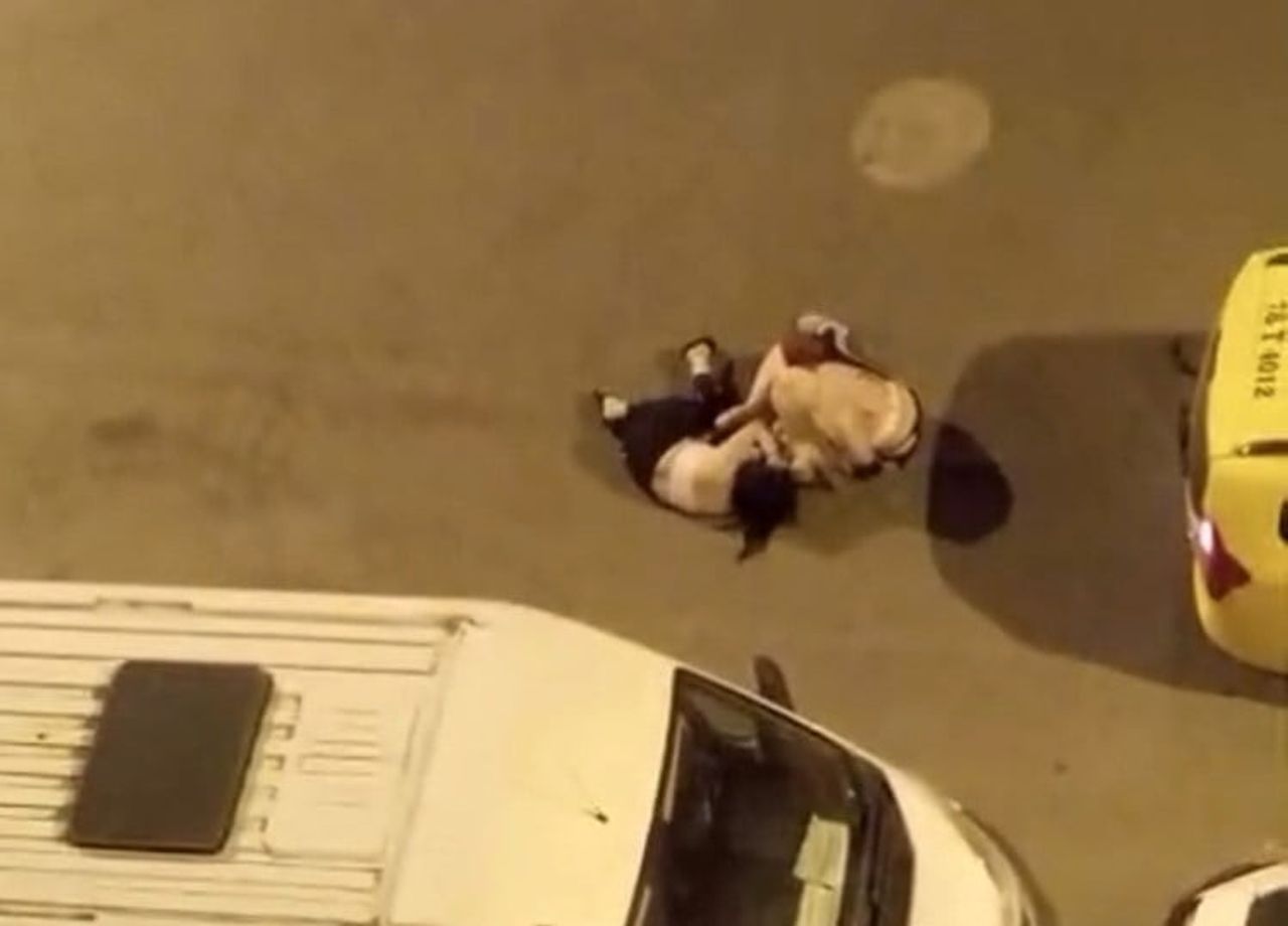 IĞDIR'DA ALKOLLÜ OLDUKLARI İDDİA EDİLEN 3 KADIN ARASINDA ÇIKAN KAVGA CEP TELEFONU KAMERASINA...