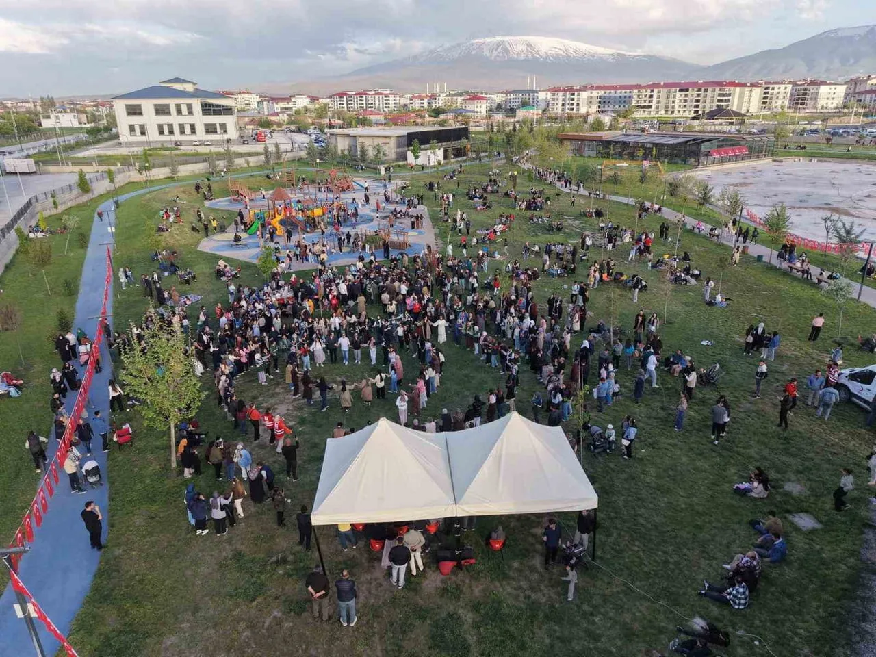 IĞDIR’DA HIDIRELLEZ ŞENLİĞİ RENKLİ GÖRÜNTÜLERE SAHNE OLDU